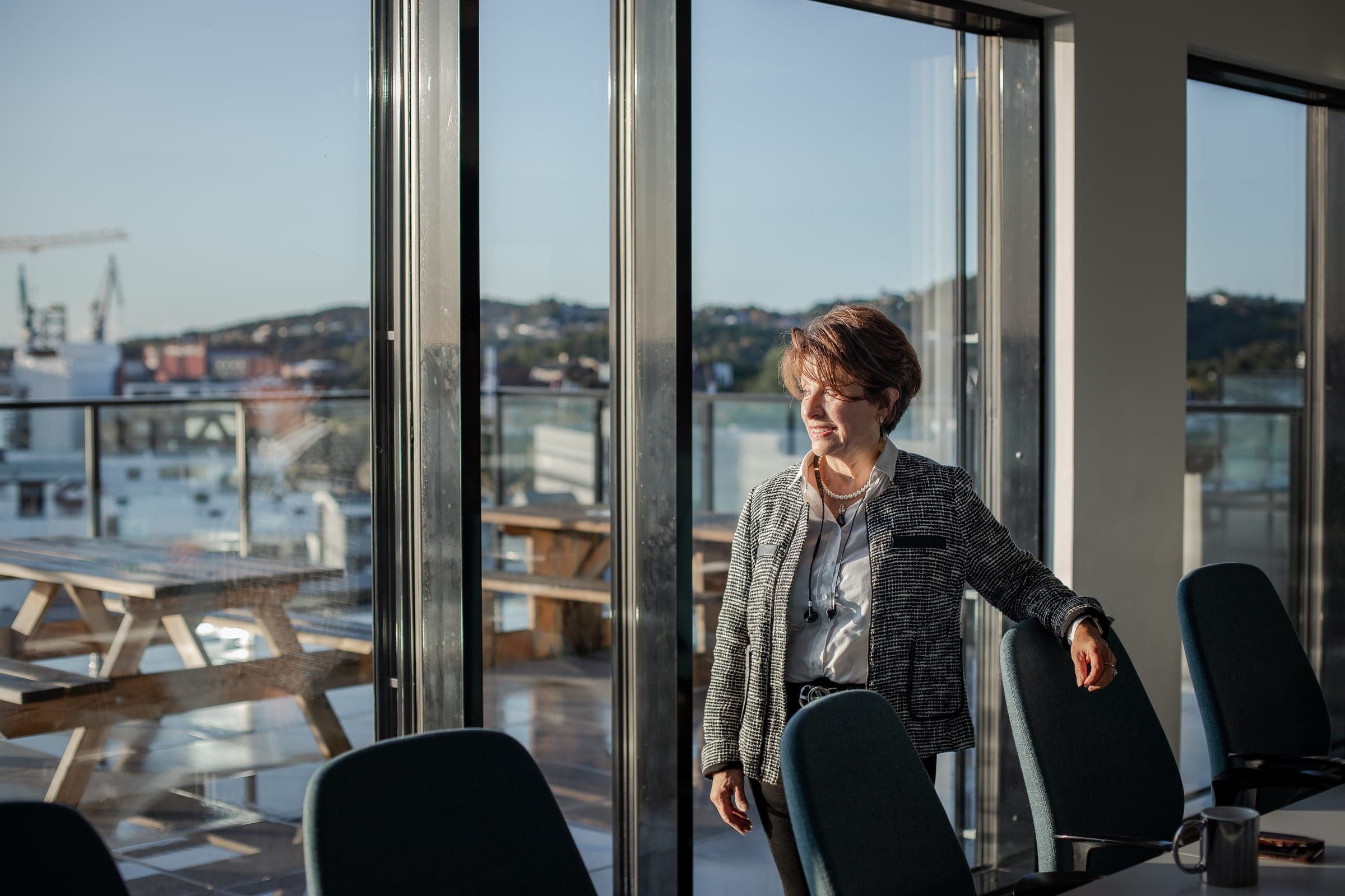 Arianeh Aamodt ved vinduet i et møterom med utsikt over Kristiansand.